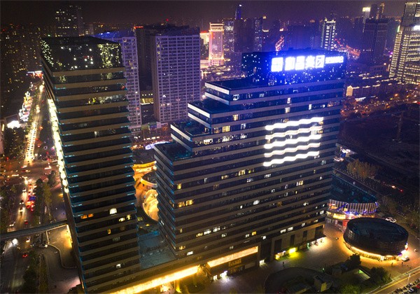 泛光照明设计中如何选择合适的灯具和光源？